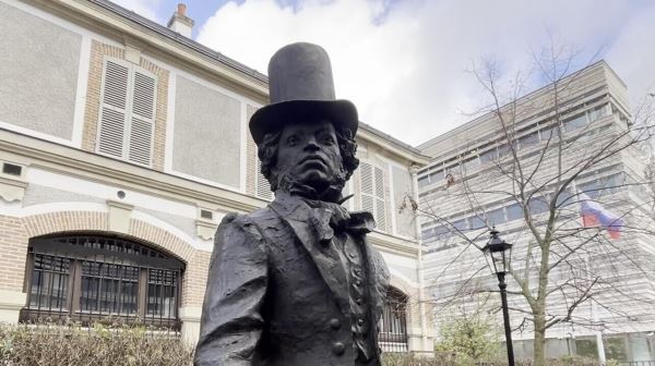 В культурном центре в Париже открыли памятник Пушкину0