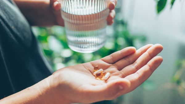 «Зависит от степени дефицита»: эксперты объяснили, как правильно принимать витамин D3