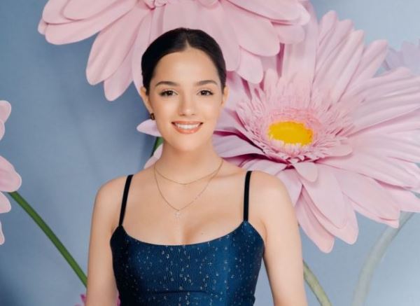 Евгения Медведева выбрала нежный образ для юбилея