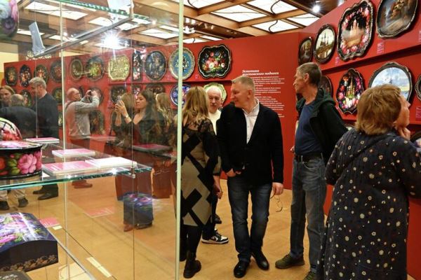 Чудесный праздник в Москве: тайны и самые красивые вещи жостовской росписи6