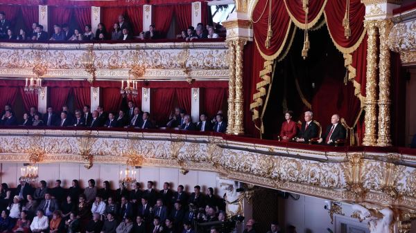 Путин и Токаев общаются с артистами после гала-концерта0