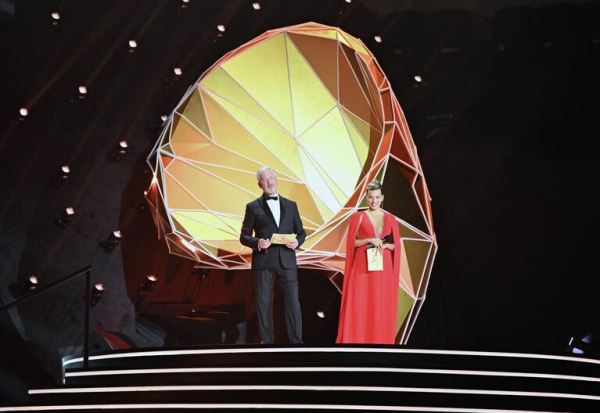 Яркие наряды и любимые хиты: в Москве прошел юбилейный 