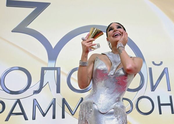 Яркие наряды и любимые хиты: в Москве прошел юбилейный 