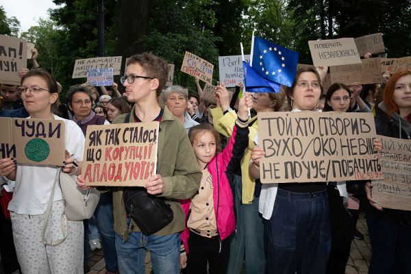 Чёрная метка для Зеленского: как развивается коррупционный скандал на Украине