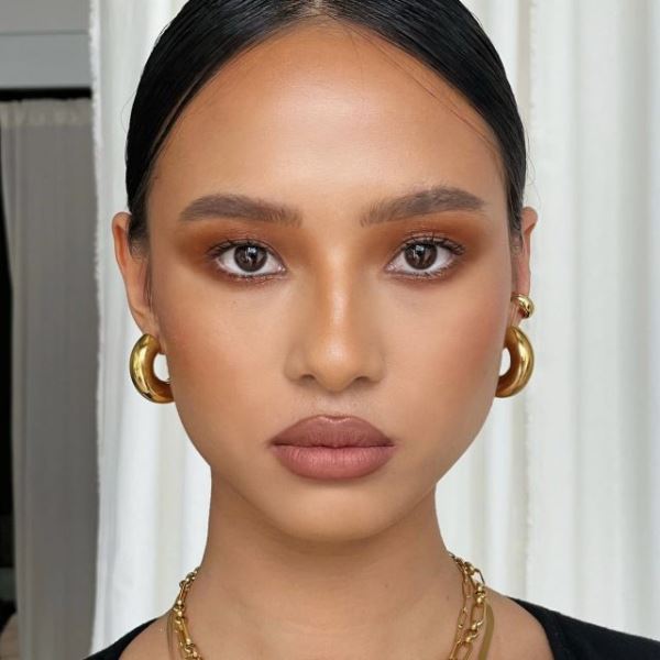 «Булочка с корицей»: трендовый осенний макияж, вдохновленный Хейли Бибер