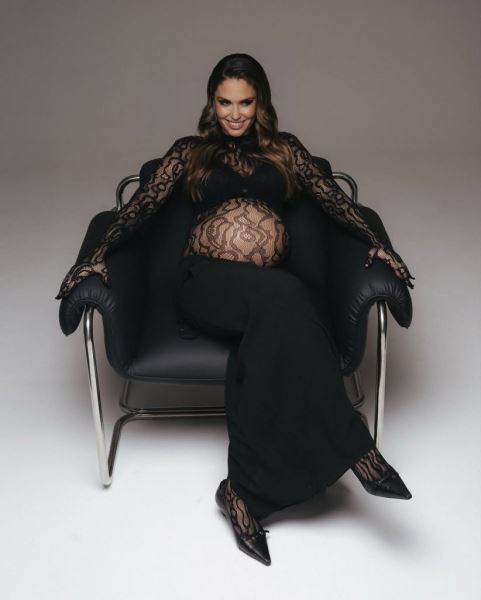 Беременная Агата Муцениеце в полупрозрачном кружевном платье снялась в фотосессии