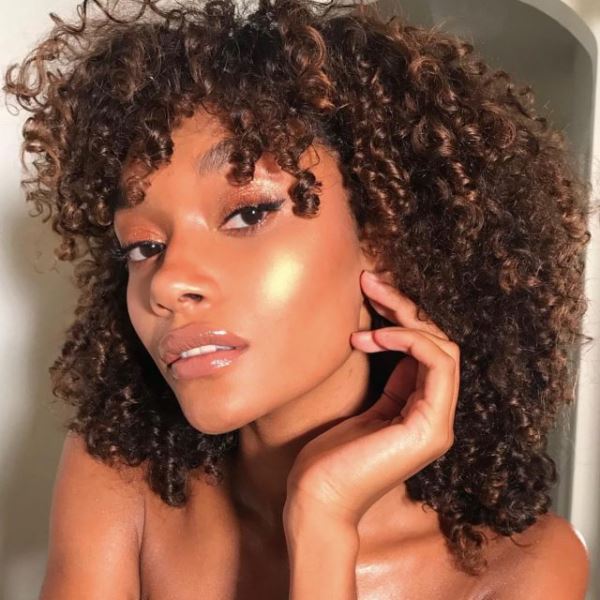 «Булочка с корицей»: трендовый осенний макияж, вдохновленный Хейли Бибер