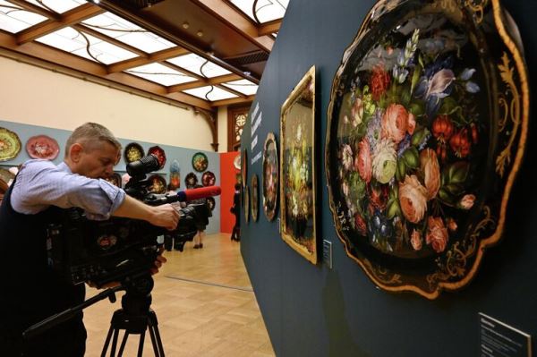 Чудесный праздник в Москве: тайны и самые красивые вещи жостовской росписи9