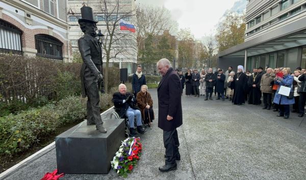 В культурном центре в Париже открыли памятник Пушкину2