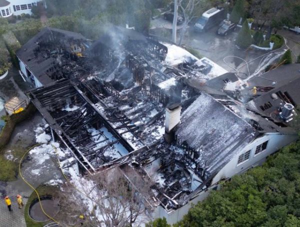 Кара Делевинь понесла многомиллионные убытки после пожара в доме