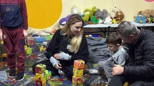 В центре Лондона установили бронзовую статую Бриджит Джонс2