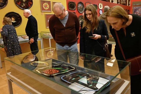 Чудесный праздник в Москве: тайны и самые красивые вещи жостовской росписи3