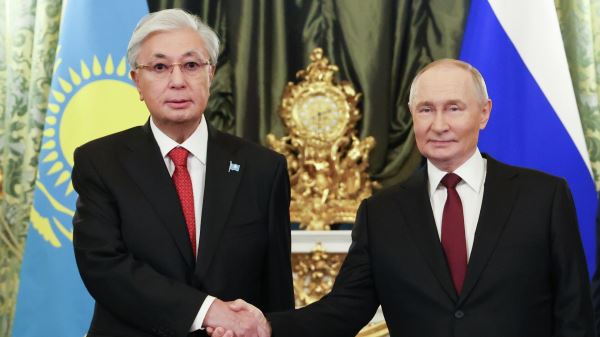 Путин и Токаев общаются с артистами после гала-концерта1