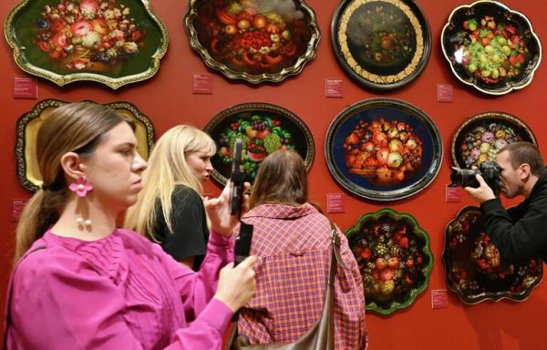 Чудесный праздник в Москве: тайны и самые красивые вещи жостовской росписи0