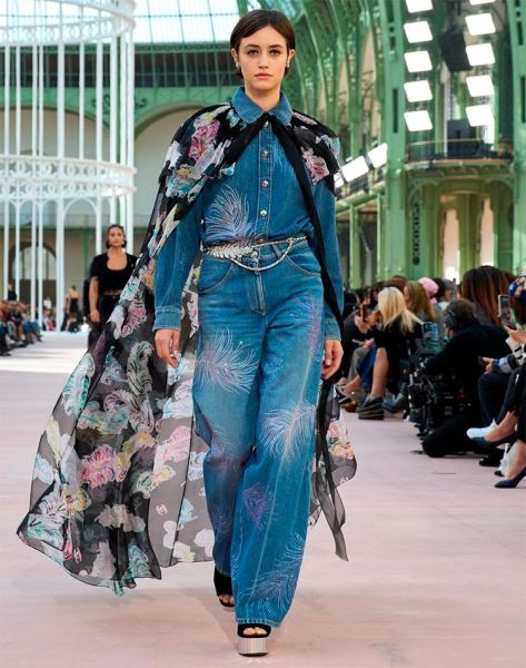 Модные брючные костюмы для женщин: коллекции 2025 года