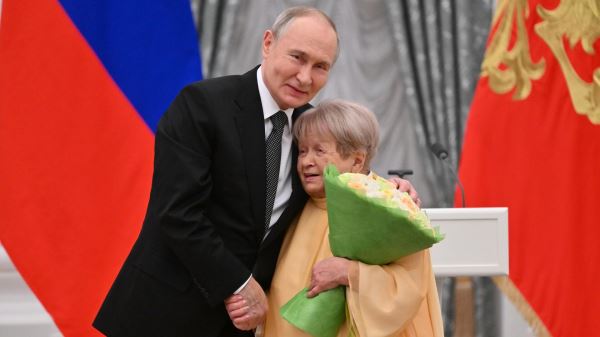 В песнях Пахмутовой нашли отражение судьбы поколений, заявил Путин0