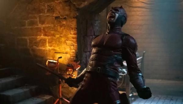 Сорвиголова Чарли Кокс объяснил смену цвета костюма супергероя