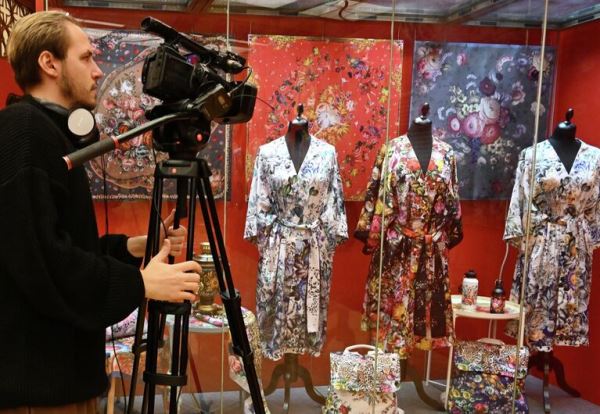 Чудесный праздник в Москве: тайны и самые красивые вещи жостовской росписи1