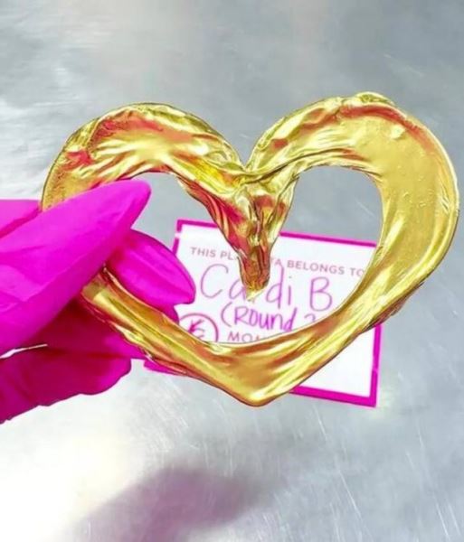 Карди Би сделала золотое украшение из пуповины своего новорожденного ребенка