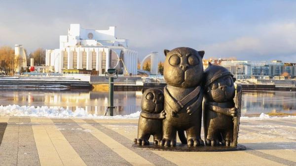 В Великом Новгороде появилась скульптура трех котов0