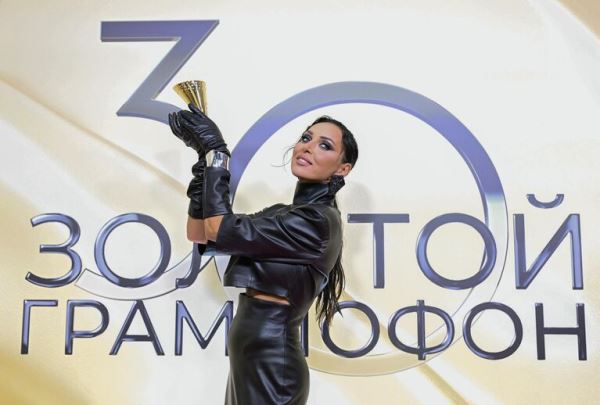 Яркие наряды и любимые хиты: в Москве прошел юбилейный 