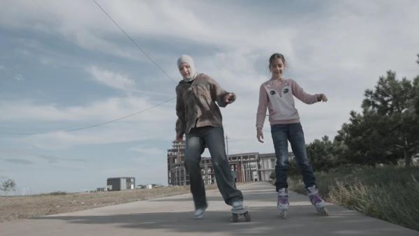 «Воспоминания, как они с мамой бегут под бомбами»: через что прошли дети радикальных исламистов и как они живут сейчас