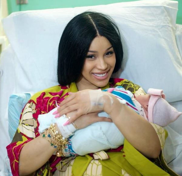 Карди Би сделала золотое украшение из пуповины своего новорожденного ребенка