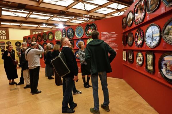 Чудесный праздник в Москве: тайны и самые красивые вещи жостовской росписи5