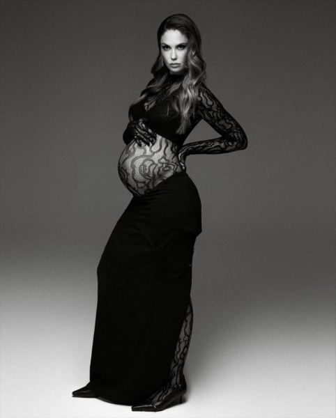 Беременная Агата Муцениеце в полупрозрачном кружевном платье снялась в фотосессии